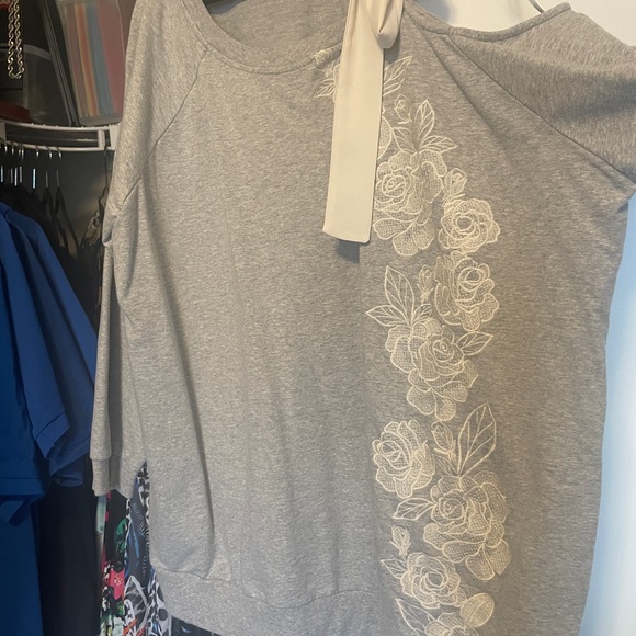 Like new off shoulder sweater - Picture 1 of 2